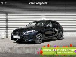 Saphirschwarz metallic (zwart metallic) Gebruikt 2025 BMW 120 M Sport Hatchback | € 46.041 (Goede deal)