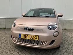 Rood Nieuw 2025 Fiat 500e La Prima Hatchback | € 32.900 (Iets duurder)
