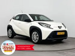 Wit Gebruikt 2023 Toyota Aygo Play Hatchback | € 16.999 (Eerlijke prijs)