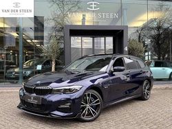 Blauw (metallic) Gebruikt 2022 BMW 330e Executive Stationwagen | € 37.500 (Goede deal)