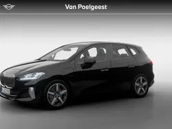 Saphirschwarz metallic (zwart metallic) Nieuw 2025 BMW 225 Active Tourer Luxury Line MPV | € 55.274 (Eerlijke prijs)