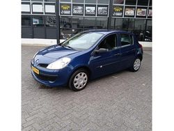 Blauw Gebruikt 2008 Renault Clio II Expression Hatchback | € 2.399 (Eerlijke prijs)