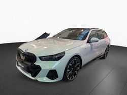 Grijs, metallic lak Gebruikt 2025 BMW 550e M Sport Stationwagen | € 114.950 (Duur)