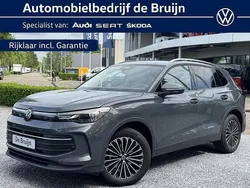 Grijs, metallic lak Gebruikt 2024 VW Tiguan Edition SUV | € 40.950 (Eerlijke prijs)