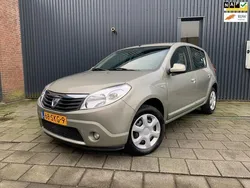 Grijs, metallic lak Gebruikt 2011 Dacia Sandero Lauréate Hatchback | € 4.495 (Eerlijke prijs)
