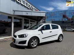 Wit, metallic lak Gebruikt 2011 Chevrolet Aveo LS Hatchback | € 2.950 (Eerlijke prijs)