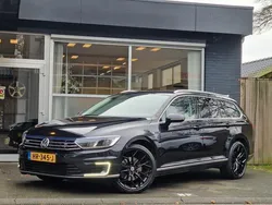 Zwart, metallic lak Gebruikt 2015 VW Passat Highline Stationwagen | € 11.995 (Eerlijke prijs)