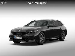 Saphirschwarz metallic (475) (zwart metallic) Nieuw 2025 BMW 530e M Sport Stationwagen | € 87.387 (Goede deal)
