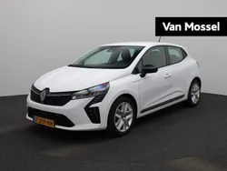 Wit Gebruikt 2023 Renault Clio V Evolution Hatchback | € 18.940 (Eerlijke prijs)