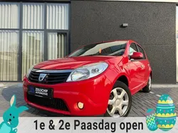 Rood Gebruikt 2011 Dacia Sandero Lauréate Hatchback | € 2.499