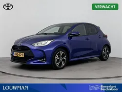 Cobalt blue metallic (blauw metallic) Gebruikt 2024 Toyota Yaris Edition Hatchback | € 26.945 (Eerlijke prijs)