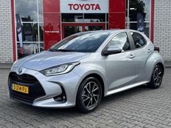 Grijs, metallic lak Gebruikt 2023 Toyota Yaris Hybrid Hatchback | € 21.640 (Eerlijke prijs)