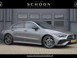 Grijs, metallic lak Gebruikt 2024 Mercedes CLA200 AMG line Sedan | € 39.950 (Eerlijke prijs)