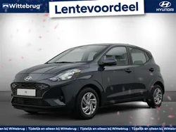 Grijs, metallic lak Nieuw 2024 Hyundai i10 Premium Hatchback | € 20.425 (Eerlijke prijs)
