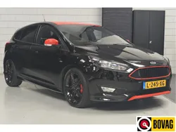 Zwart Gebruikt 2016 Ford Focus ST-Line Hatchback | € 13.950 (Eerlijke prijs)