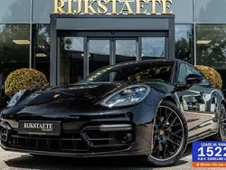 Zwart, metallic lak Gebruikt 2024 Porsche Panamera S E-Hybrid Platinum Edition Sedan | € 114.900 (Eerlijke prijs)