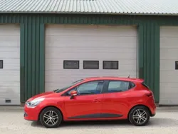 Rood, metallic lak Gebruikt 2016 Renault Clio IV Expression Hatchback | € 6.500 (Eerlijke prijs)