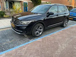 Zwart Gebruikt 2022 VW Tiguan R-line SUV | € 39.850 (Eerlijke prijs)
