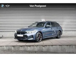 Arctic race blue metallic (blauw metallic) Gebruikt 2024 BMW 330e Comfort Edition Stationwagen | € 59.900 (Duur)