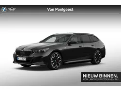 Saphirschwarz metallic (475) (zwart metallic) Gebruikt 2024 BMW 530e M Sport Stationwagen | € 74.895