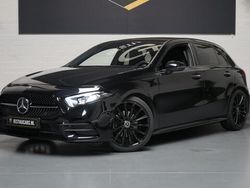 Zwart, metallic lak Gebruikt 2022 Mercedes A200 AMG Hatchback | € 31.950 (Eerlijke prijs)