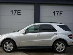 Zilver, metallic lak Gebruikt 2010 Mercedes ML300 Edition SUV | € 32.750