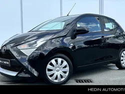 Zwart, metallic lak Gebruikt 2019 Toyota Aygo X-play Hatchback | € 10.445 (Eerlijke prijs)