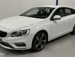 Wit, metallic lak Gebruikt 2018 Volvo V60 R-Design Stationwagen | € 17.945 (Eerlijke prijs)