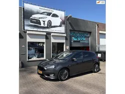 Grijs Gebruikt 2017 Ford Focus ST-Line Hatchback | € 11.749 (Eerlijke prijs)