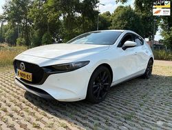 Wit Gebruikt 2021 Mazda 3 Luxury Hatchback | € 13.999 (Eerlijke prijs)