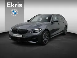 Grijs, metallic lak Gebruikt 2022 BMW 330e M Sport Stationwagen | € 39.900 (Goede deal)