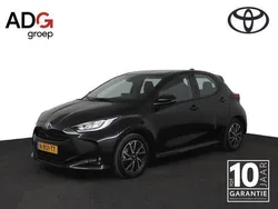 Zwart Gebruikt 2022 Toyota Yaris Hatchback | € 22.450 (Eerlijke prijs)