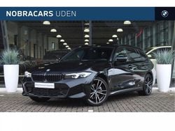 Saphirschwarz (donker zwart metallic) Gebruikt 2024 BMW 320e Shadowline Stationwagen | € 42.950 (Eerlijke prijs)
