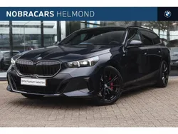 Malachite green dark (groen metallic) Gebruikt 2025 BMW 530e Comfort Edition Stationwagen | € 89.950