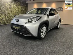 Grijs Gebruikt 2022 Toyota Aygo Play Hatchback | € 14.999 (Eerlijke prijs)