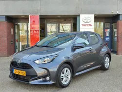 Grijs Gebruikt 2024 Toyota Yaris Hybrid Active Hatchback | € 23.499 (Eerlijke prijs)