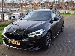 Zwart (metallic) Gebruikt 2024 BMW 118 M Sport Hatchback | € 36.400 (Eerlijke prijs)