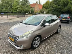 Oranje Gebruikt 2012 Peugeot 208 Allure Hatchback | € 3.895 (Super prijs)