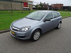 Grijs, metallic lak Gebruikt 2009 Opel Astra Selection Hatchback | € 1.795 (Eerlijke prijs)