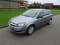 Grijs, metallic lak Gebruikt 2009 Opel Astra Selection Hatchback | € 1.795 (Eerlijke prijs)