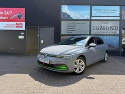 Grijs, metallic lak Gebruikt 2022 VW Golf VIII Life Hatchback | € 16.950 (Eerlijke prijs)