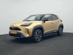 Brass gold (licht goud metallic) Gebruikt 2022 Toyota Yaris Cross Executive SUV | € 28.445 (Eerlijke prijs)