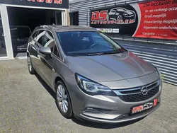 Grijs, metallic lak Gebruikt 2017 Opel Astra Business Stationwagen | € 12.245 (Goede deal)