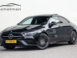 Zwart, metallic lak Gebruikt 2021 Mercedes CLA250 Premium Sedan | € 33.500 (Goede deal)