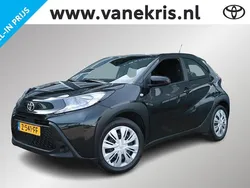 Zwart Gebruikt 2024 Toyota Aygo Play Hatchback | € 18.499 (Eerlijke prijs)