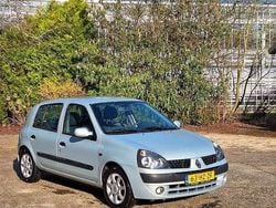 Grijs Gebruikt 2002 Renault Clio II Expression Hatchback | € 900 (Goede deal)