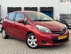 Rood (metallic) Gebruikt 2013 Toyota Yaris Hatchback | € 5.495 (Eerlijke prijs)