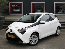 Wit Gebruikt 2021 Toyota Aygo X-play Hatchback | € 14.950 (Eerlijke prijs)