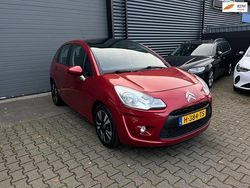 Rood (metallic) Gebruikt 2010 Citroën C3 Dynamique Hatchback | € 2.995 (Eerlijke prijs)