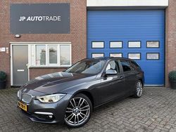 Grijs (metallic) Gebruikt 2017 BMW 318 Executive Stationwagen | € 12.450 (Goede deal)
